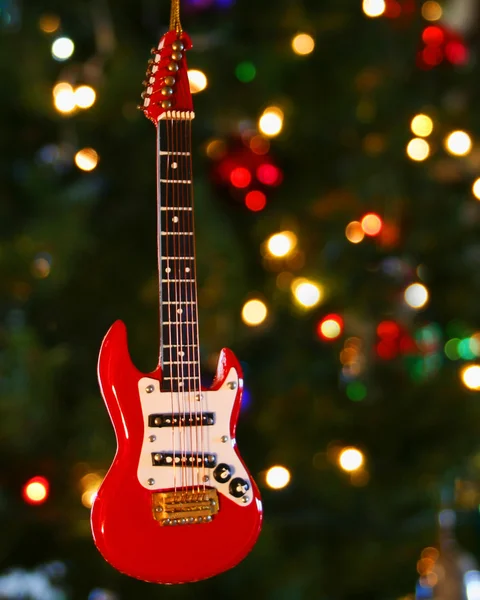 Ένα κόκκινο ηλεκτρική κιθάρα στολίδι και τα Χριστούγεννα φώτα — Φωτογραφία Αρχείου