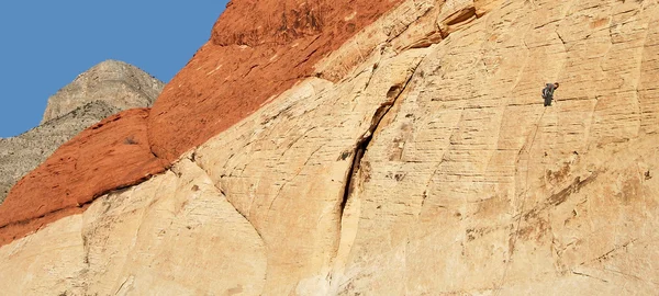 Ein Bergsteiger im Naturschutzgebiet Red Rock Canyon — Stockfoto