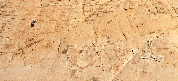 Een klimmer in red rock canyon national monumentenreservaat — Stockfoto