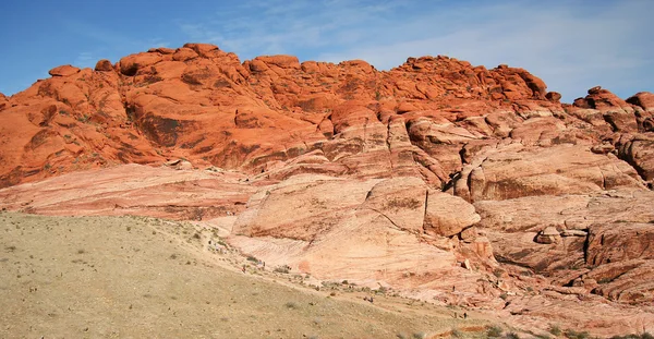 En scen av vandrare och klättrare dvärgväxta av red rock canyon — Stockfoto