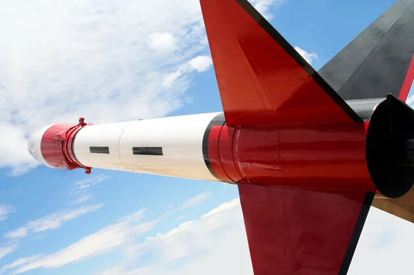 Een rood, wit en zwarte raket tegen de hemel — Stockfoto