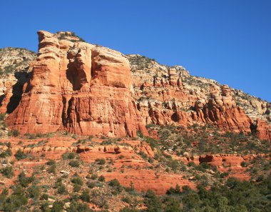 sedona, arizona yakınlarında bir kırmızı kayalar, mavi gökyüzü, yeşil ağaçlar sahne