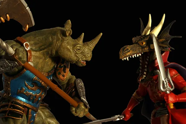 Un guerrier rhinocéros combattant et un sorcier dragon — Photo