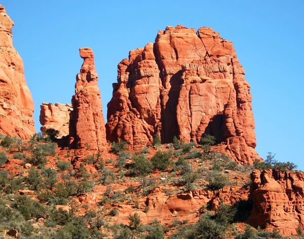 Czerwone skały, niebieskie niebo, zielone drzewa sceny w pobliżu sedona, arizona — Zdjęcie stockowe