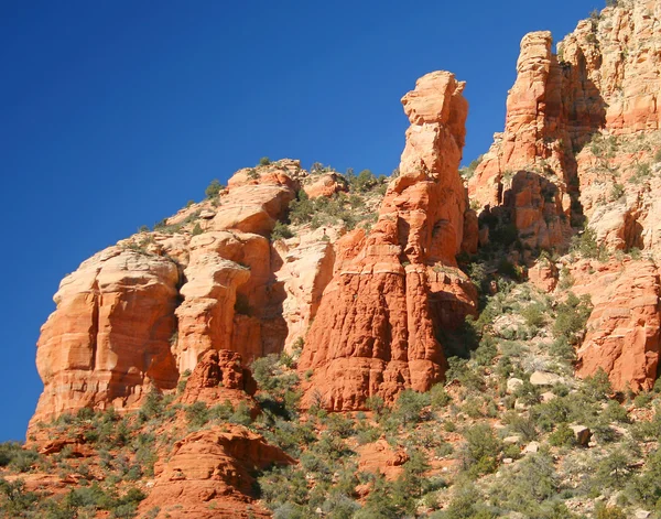 Una escena de árboles rocas rojas, azul cielo, verde cerca de sedona, arizona — Foto de Stock
