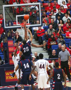 derrick tarafından engellenen bir atış williams arizona Basketbol oyunu