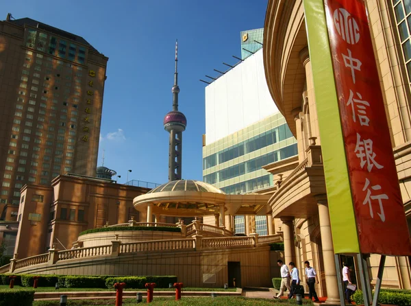 En vy av oriental pearl TV-tornet — Stockfoto