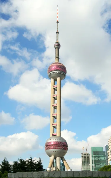 En vy av oriental pearl TV-tornet på en solig dag — Stockfoto