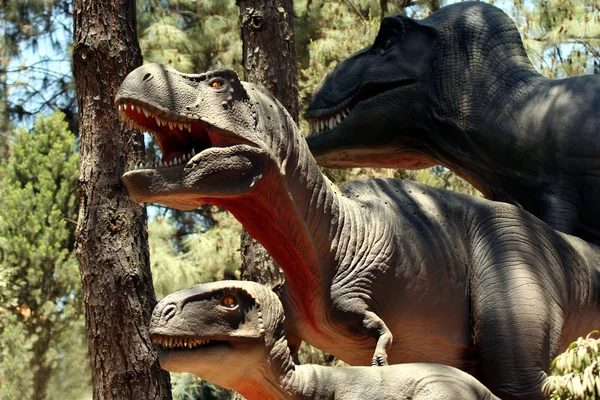 Una familia de tiranosaurios cazando en un bosque cretáceo — Foto de Stock