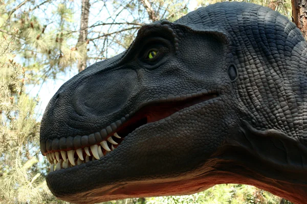 白亜紀森林のティラノサウルス狩り — ストック写真
