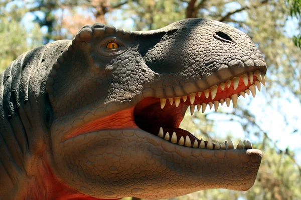 Kretase ormandaki bir tyrannosaurus avcılık — Stok fotoğraf