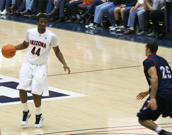 Solomon Hill regarde un défenseur dans un match de basket-ball en Arizona — Photo