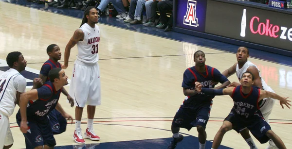 Una batalla por un rebote en un partido de baloncesto de Arizona — Foto de Stock