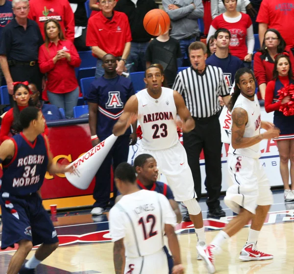 Een pass naar derrick williams in een arizona basketbalspel — Stockfoto