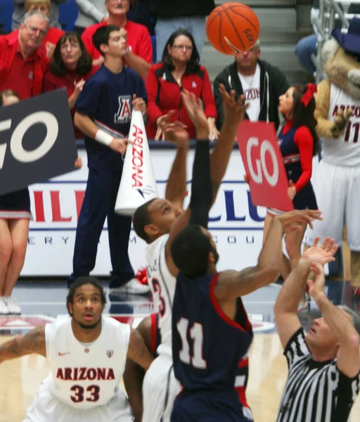 Uma dica em um jogo de basquete Arizona — Fotografia de Stock