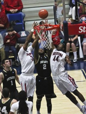 arizona wildcats parrom ve hill tarafından ribaund mücadelesi