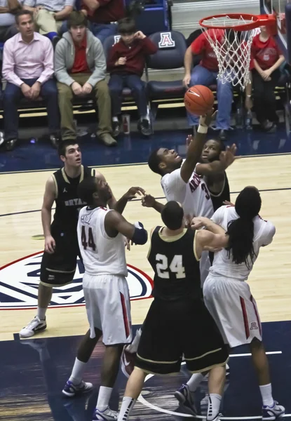 Uma Batalha por Rebound por Arizona Wildcat Kevin Parrom — Fotografia de Stock