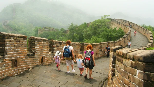 Две женщины и две маленькие девочки на Великой Китайской стене — стоковое фото