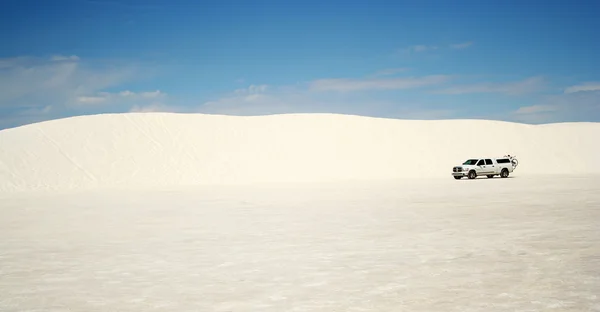 Грузовик с белыми песками — стоковое фото