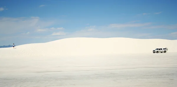 Eine Frau und ein LKW aus weißem Sand — Stockfoto