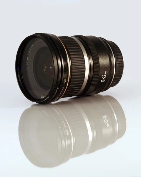 Una lente angular ultra ancha de 10-22 mm f / 3.5-4.5 —  Fotos de Stock