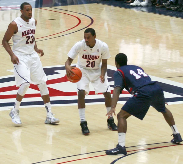 Um tiro de Williams, Mayes e Wallace em um jogo de basquete Arizona — Fotografia de Stock