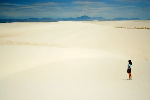 Eine Frau am weißen Sand — Stockfoto