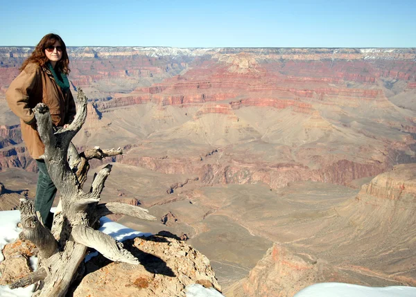 一个女人在亚利桑那州的大峡谷 — 图库照片