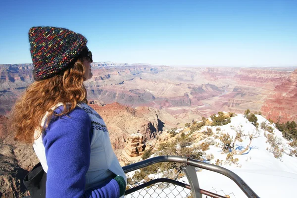 En kvinna blickar på grand canyon på vintern — Stockfoto