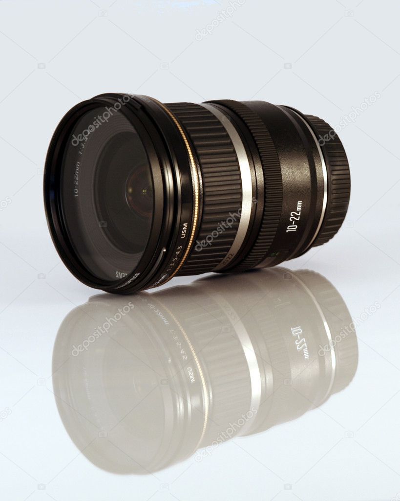 A 10-22mm f/3.5-4.5 Ultra-wide Angle Lens