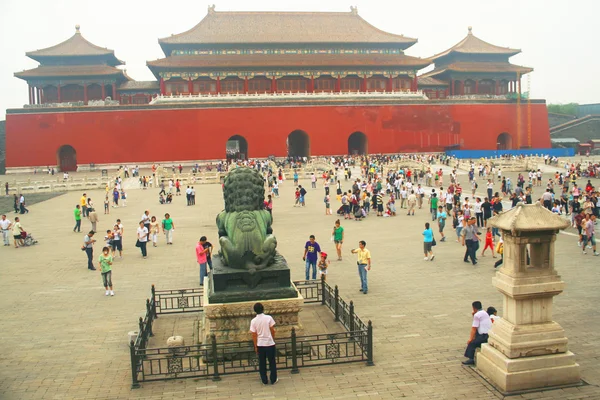 Um Leão Chinês e Portão Meridiano, Cidade Proibida, Pequim — Fotografia de Stock