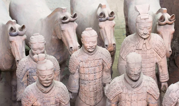 Eine Gruppe von fünf Terrakottasoldaten und vier Pferden — Stockfoto