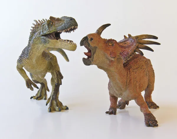 Allosaurus a styracosaurus bitva s bílým pozadím — Stock fotografie