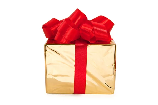 Eine goldene Schachtel gebunden mit einer Schleife aus rotem Satinband. Ein Geschenk zu Weihnachten — Stockfoto
