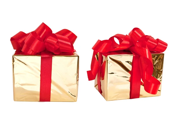 Set aus zwei goldenen Schachteln mit einer Schleife aus rotem Satinband. — Stockfoto