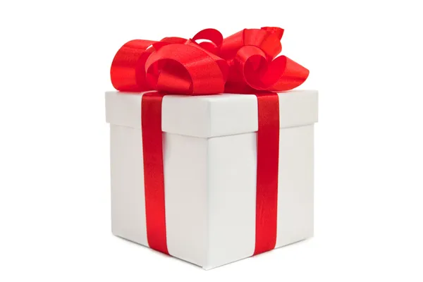 Una caja blanca atada con un lazo de cinta de satén rojo. Un regalo para Christm — Foto de Stock
