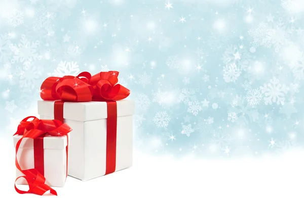 Weihnachten Hintergrund - Geschenk-Boxen auf einem schneebedeckten Hintergrund — Stockfoto