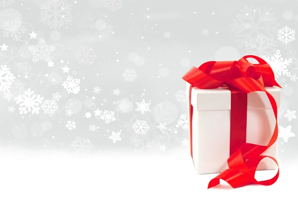 Fondo de Navidad - caja de regalo sobre un fondo nevado — Foto de Stock