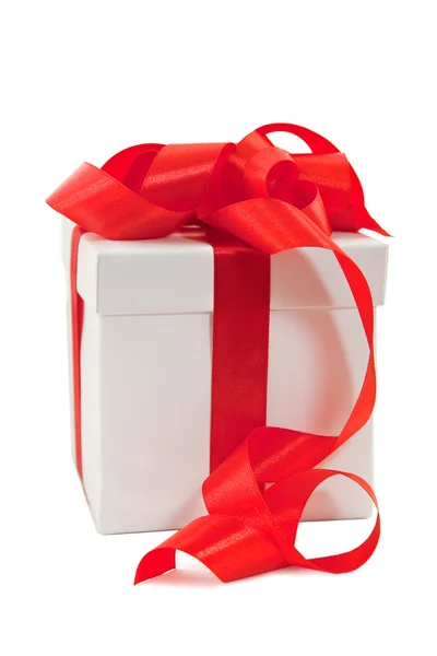 Una caja blanca atada con un lazo de cinta de satén rojo. Un regalo para Christm —  Fotos de Stock