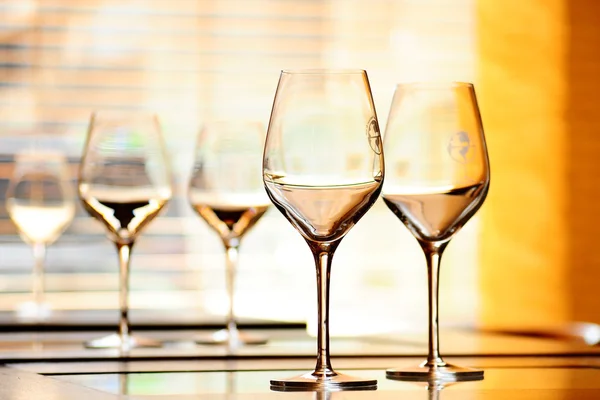 Sklenice na víno na stůl v restauraci — Stock fotografie