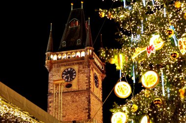 Noel ve yeni yıl arifesinde atmosfer Prag eski şehir Meydanı