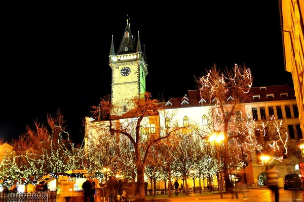 Kerstmis en Nieuwjaar vooravond sfeer op oude stadsplein in Praag Rechtenvrije Stockafbeeldingen