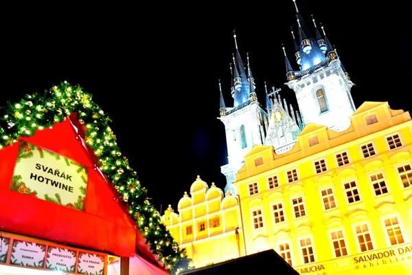 Ambiente de Navidad y Año Nuevo en la Plaza de la Ciudad Vieja de Praga Imagen de archivo