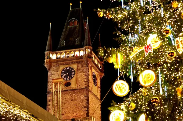 Kerstmis en Nieuwjaar vooravond sfeer op oude stadsplein in Praag Stockfoto