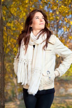 sonbahar parkta yürüyen güzel kadın