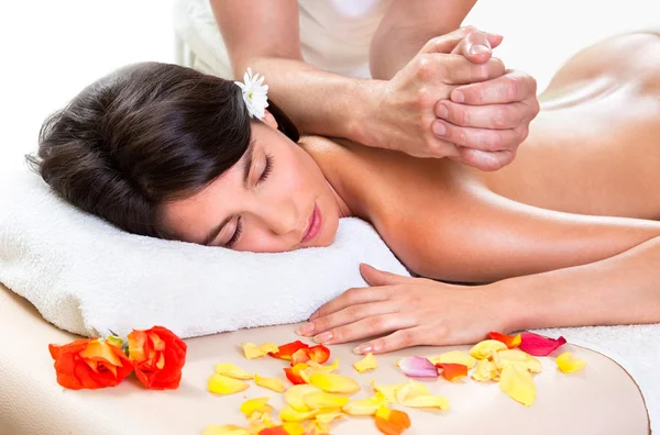 Hermosa mujer morena recibiendo un masaje de espalda —  Fotos de Stock