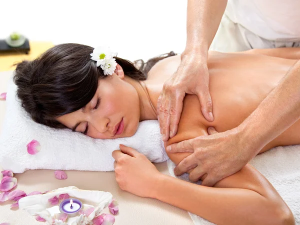 Fresco e bello bruna donna avendo massaggio — Foto Stock