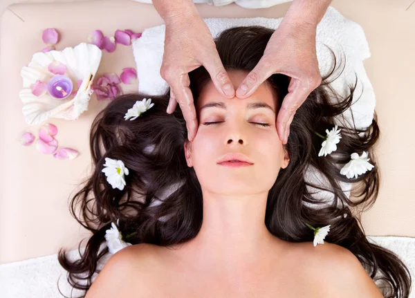 Beautiful brunette woman taking head massage — Stock Photo, Image