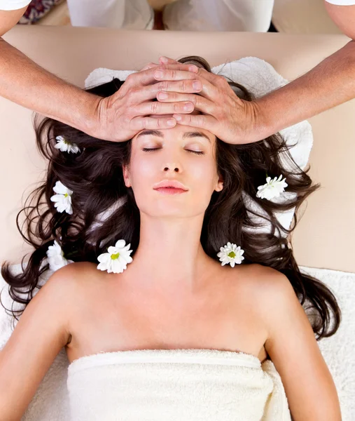 Beautiful brunette woman taking head massage — Stock Photo, Image