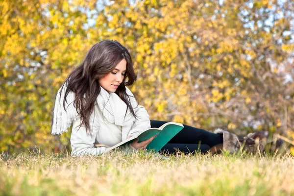 Hermosa mujer leyendo los libros en el parque de color de otoño —  Fotos de Stock